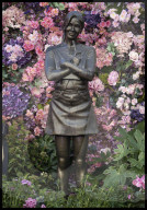 Renee Zellweger unveils Bridget Jones statue in London