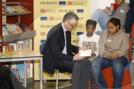 Bundesweiter Vorlesetag - Thorsten Frei liest Kindern aus dem Buch „Die Flaschenpost“ vor