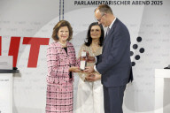 Königin Silvia von Schweden und Friedrich Merz bei der Verleihung des Deutschen Mittelstandspreises in Berlin