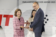 Königin Silvia von Schweden und Friedrich Merz bei der Verleihung des Deutschen Mittelstandspreises in Berlin