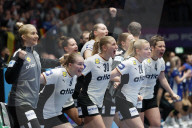 Deutschland gewinnt gegen Island mit 32:25 beim IHF Womens Handball World Championship in Stuttgart