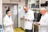 Offizieller Antrittsbesuch von Bundeskanzler Merz beim Land Berlin - hier bei Berlin Space Technologies im Technologiepark Adlershof