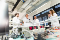 Offizieller Antrittsbesuch von Bundeskanzler Merz beim Land Berlin - hier bei Berlin Space Technologies im Technologiepark Adlershof
