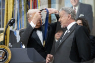 PEOPLE -  Trump verleiht Medaillen an die Preisträger des Kennedy Centers 2025