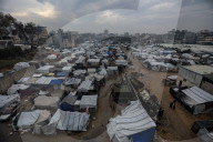 NEWS - Palästinenser leben in Zelten im Gebiet Mughraqa im Zentrum des Gazastreifens