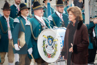 Silvia besucht die Verleihung der Bayerischen Staatsmedaille für soziale Verdienste in München