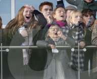 Zara Tindall bei den Neujahrsrennen auf dem Cheltenham Racecourse