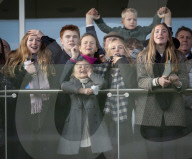 Zara Tindall bei den Neujahrsrennen auf dem Cheltenham Racecourse