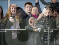 Zara Tindall bei den Neujahrsrennen auf dem Cheltenham Racecourse