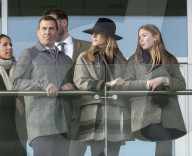 Zara Tindall bei den Neujahrsrennen auf dem Cheltenham Racecourse