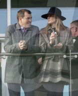 Zara Tindall bei den Neujahrsrennen auf dem Cheltenham Racecourse