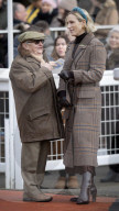 Zara Tindall bei den Neujahrsrennen auf dem Cheltenham Racecourse