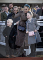 Zara Tindall bei den Neujahrsrennen auf dem Cheltenham Racecourse