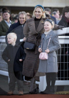 Zara Tindall bei den Neujahrsrennen auf dem Cheltenham Racecourse