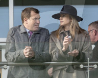 Zara Tindall bei den Neujahrsrennen auf dem Cheltenham Racecourse