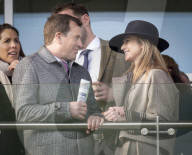 Zara Tindall bei den Neujahrsrennen auf dem Cheltenham Racecourse