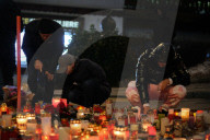 NEWS - Brand in Crans-Montana: Menschen legen Blumen und Kerzen in der Nähe der Bar „Le Constellation”