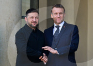 Le président français Emmanuel Macron accueille le président ukrainien Volodymyr Zelensky avant le sommet de la Coalition des volontaires au palais de l'Élysée à Paris