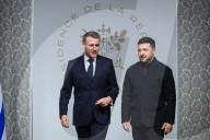 Le président Emmanuel Macron avec le président Volodymyr Zelensky et les 27 chefs d'État ou de gouvernement lors du sommet de la Coalition des volontaires sur les garanties de sécurité pour l'Ukraine au palais de l'Élysée à Paris