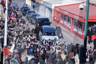 Passage du cortège funéraire de Brigitte Bardot devant le Café Sénéquier vers le cimetière marin de Saint-Tropez
