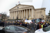 Des agriculteurs se rassemblent devant l'Assemblée nationale française lors d'une manifestation du syndicat agricole français Coordination Rurale (CR)
