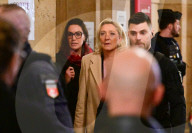 Marine Le Pen arrive au tribunal pour son procès en appel après une condamnation en mars dernier pour détournement de fonds publics à quatre ans d’emprisonnement et cinq ans d’inéligibilité