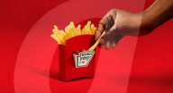 Heinz sort une boite pour frites avec un compartiment pour la sauce ketchup