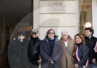 Dévoilement d'une plaque commémorative en hommage à Françoise Hardy sur la façade du 24 rue d'Aumale à Paris