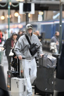 Romeo Beckham et sa compagne Kim Turnbull arrivent à la gare du Nord à Paris lors de la Fashion Week (PFW)