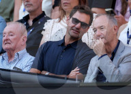 PEOPLE - Roger Federer sitzt neben Rod Laver Tennis am Eröffnungspiel des Australian Open