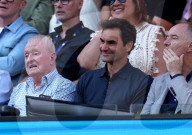 PEOPLE - Roger Federer sitzt neben Rod Laver Tennis am Eröffnungspiel des Australian Open