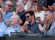 PEOPLE - Roger Federer sitzt neben Rod Laver Tennis am Eröffnungspiel des Australian Open
