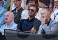 PEOPLE - Roger Federer sitzt neben Rod Laver Tennis am Eröffnungspiel des Australian Open