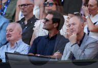 PEOPLE - Roger Federer sitzt neben Rod Laver Tennis am Eröffnungspiel des Australian Open