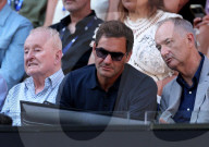 PEOPLE - Roger Federer sitzt neben Rod Laver Tennis am Eröffnungspiel des Australian Open