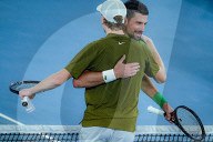 Novak Djokovic vainqueur face à Jannik Sinner (3-6, 6-3, 4-6, 6-4, 6-4) en demi-finale de l'Open d'Australie à Melbourne