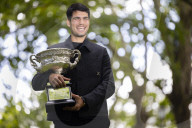 TENNIS - Carlos Alcaraz posiert mit dem Australian Open Cup – Melbourne