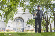 TENNIS - Carlos Alcaraz posiert mit dem Australian Open Cup – Melbourne