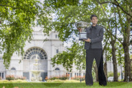 TENNIS - Carlos Alcaraz posiert mit dem Australian Open Cup – Melbourne