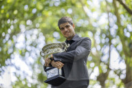 TENNIS - Carlos Alcaraz posiert mit dem Australian Open Cup – Melbourne
