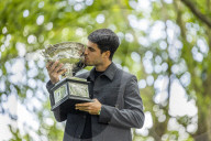 TENNIS - Carlos Alcaraz posiert mit dem Australian Open Cup – Melbourne