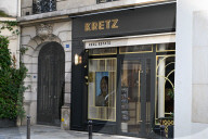 La famille Kretz, rendue célèbre par la série L’Agence diffusée sur Netflix, inaugure sa première agence immobilière à Paris