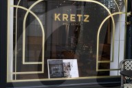 La famille Kretz, rendue célèbre par la série L’Agence diffusée sur Netflix, inaugure sa première agence immobilière à Paris