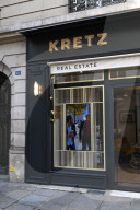 La famille Kretz, rendue célèbre par la série L’Agence diffusée sur Netflix, inaugure sa première agence immobilière à Paris