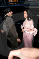 Kim Kardashian arrive pour le lancement mondial de NikeSkims qui passe par un pop-up dans le quartier du Marais à Paris