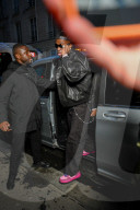 Vinicius arrive pour le lancement mondial de NikeSkims dans un pop-up du quartier du Marais à Paris