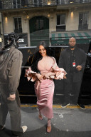Kim Kardashian arrive pour le lancement mondial de NikeSkims qui passe par un pop-up dans le quartier du Marais à Paris