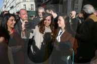 Sarah Knafo rencontre les parisiens rue Lévis dans le XVIIe arrondissement de Paris