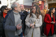 Sarah Knafo rencontre les parisiens rue Lévis dans le XVIIe arrondissement de Paris