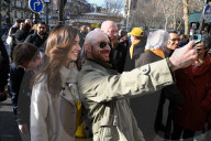 Sarah Knafo rencontre les parisiens rue Lévis dans le XVIIe arrondissement de Paris
